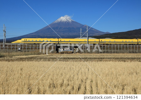 黃色醫生在富士山的背景下奔跑穿過鄉村 121394634