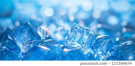 唯美的冰冷冰块蓝色背景 121394674