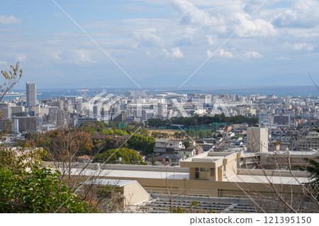 Autumn foliage in downtown Kobe as seen from Mount Takatori in the Kobe-Rokko mountain range (photographed in December 2024) 121395150