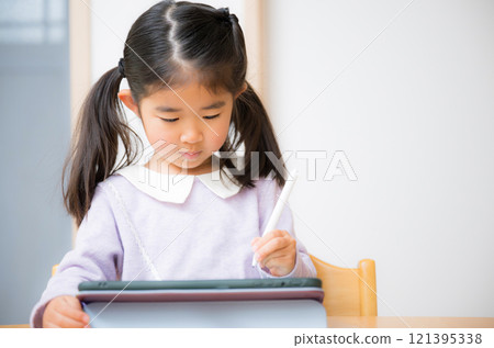 Children studying and watching videos on a tablet. Also ideal for images of preschool cram schools and elementary school entrance exams. Copy space available. Children studying and watching videos on a tablet. Also ideal for images of preschool cram schools and elementary school entrance exams. Copy space available. 121395338