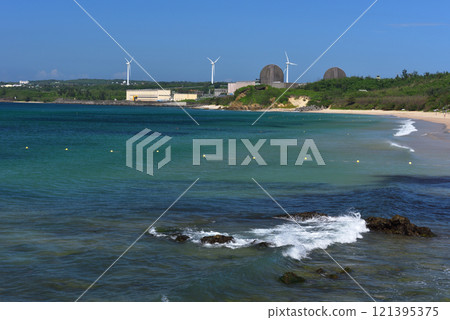 海岸線上興建的核能發電廠和風車電力景觀 海岸線上興建的核能發電廠和風車電力景觀 121395375