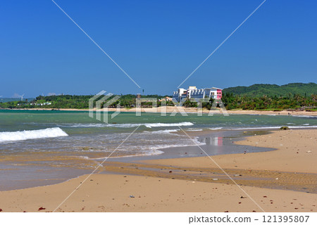 海岸沙灘的自然風景和飯店建築物 海岸沙灘的自然風景和飯店建築物 121395807