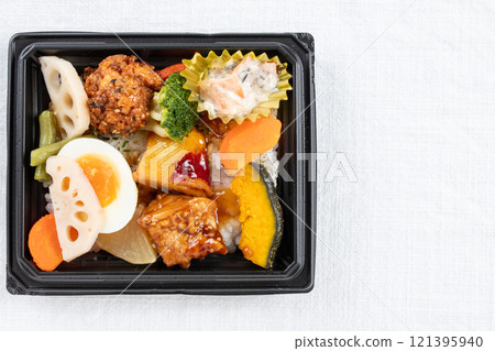 A convenience store bento packed with ingredients 121395940