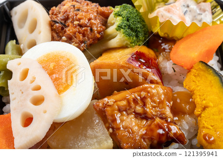 A convenience store bento packed with ingredients 121395941