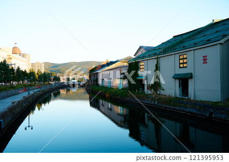 A quiet morning scene at Otaru Canal 121395953