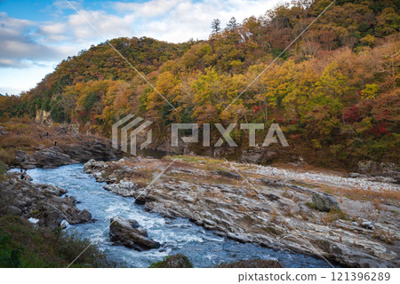 秋天長瀞的岩石路面 秋天長瀞的岩石路面 121396289
