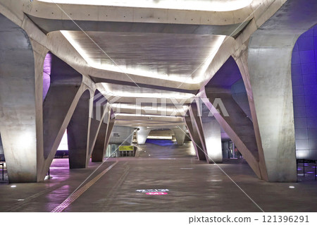 點亮現代混凝土建築 121396291