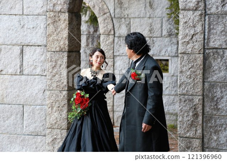 新娘和新郎穿著黑色婚紗 新娘和新郎穿著黑色婚紗 121396960
