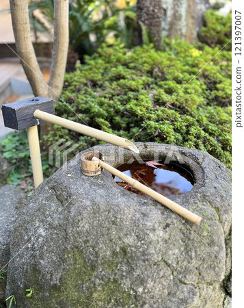 日本花園中的 Chozubachi 和鋼包 日本花園中的 Chozubachi 和鋼包 121397007