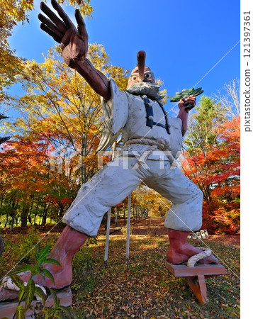 信州飯綱町禮泉寺湖畔的天狗像。 信州飯綱町禮泉寺湖畔的天狗像。 121397361