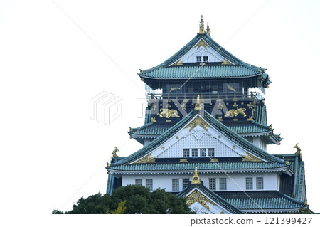 Early morning: Osaka Castle tower before visitors enter the observation deck (photo by Fix) 121399427