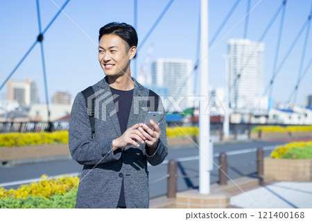 城市裡有智慧型手機的男人 121400168