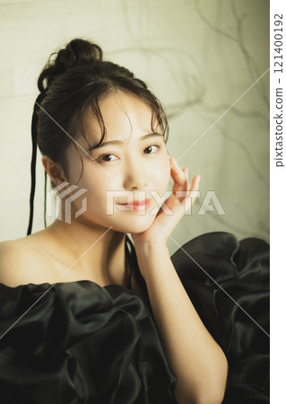 一個穿黑色連衣裙的女人 一個穿黑色連衣裙的女人 121400192