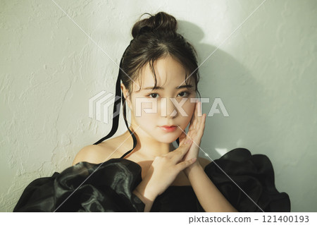 A woman in a black dress 121400193