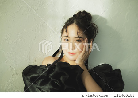 一個穿黑色連衣裙的女人 121400195