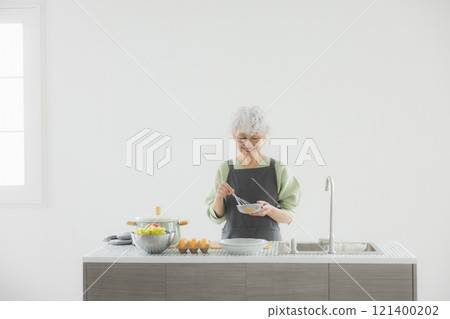 站立在廚房的灰髮女人 121400202