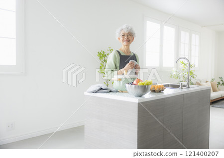 站立在廚房的灰髮女人 站立在廚房的灰髮女人 121400207