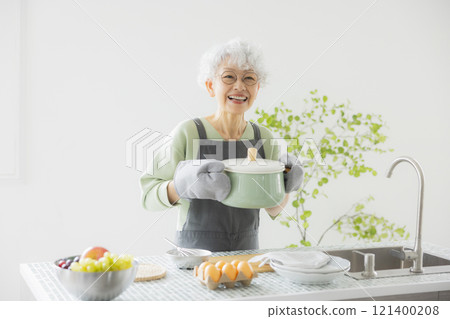 站立在廚房的灰髮女人 站立在廚房的灰髮女人 121400208