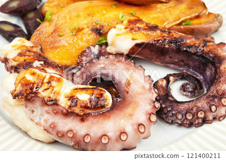 Grilled octopus with potato. 121400211