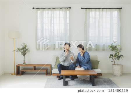Living couple 121400239