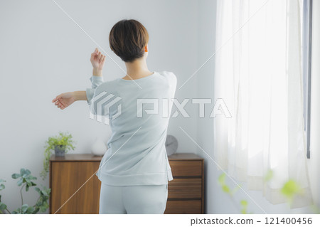 女人在早上醒來 女人在早上醒來 121400456