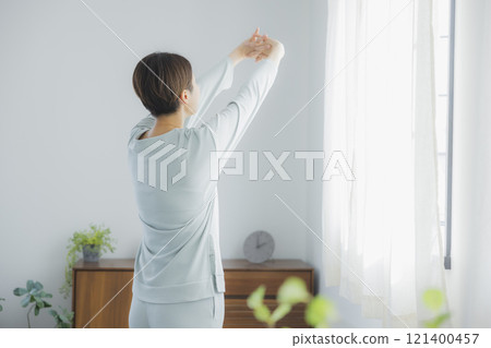 女人在早上醒來 女人在早上醒來 121400457