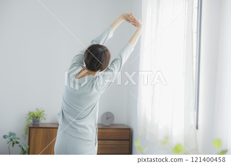 女人在早上醒來 121400458