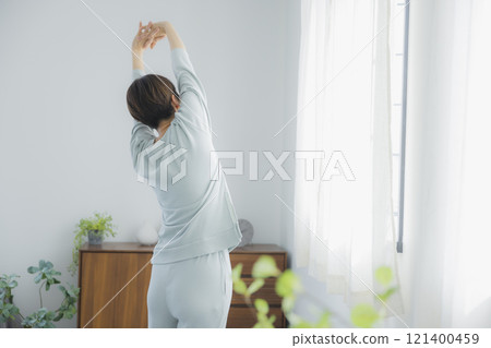 女人在早上醒來 121400459