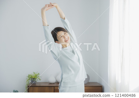 女人在早上醒來 女人在早上醒來 121400486