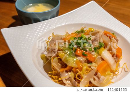 炒麵加大量蔬菜 炒麵加大量蔬菜 121401363