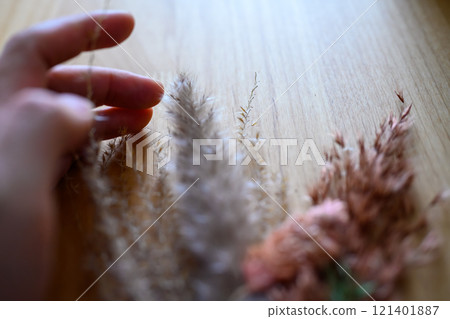 Cute dried flowers 121401887