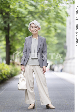 看照相機和微笑的資深婦女 看照相機和微笑的資深婦女 121402579