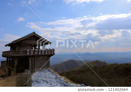 從城內看到的奇野城、西門和總社平原[岡山] 121402664