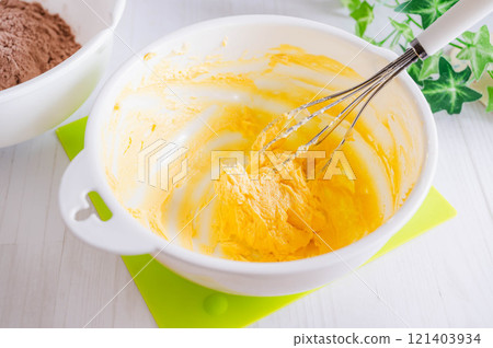 將蛋黃與室溫奶油和人造奶油混合。 121403934