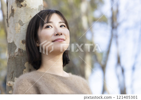 走過森林的婦女 121405301