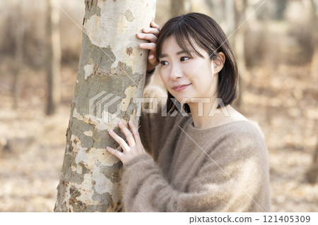 走過森林的婦女 121405309