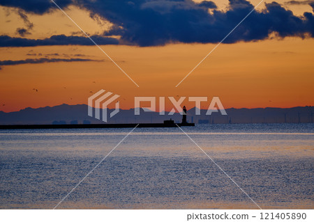 Silhouette of a lighthouse and the sea in the sunset 121405890