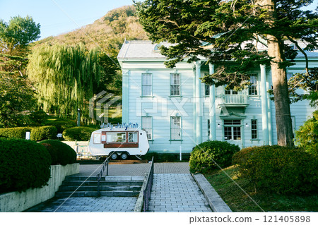 A scene of a Western-style house and food trucks lined up 121405898