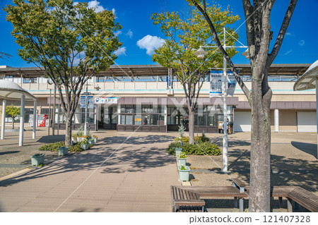 A view of the south exit of JR Gamagori Station under a clear blue sky (Aichi Prefecture) 121407328