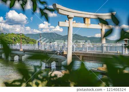 View of the torii gates on Takeshima Bridge from Takeshima in Gamagori (Aichi Prefecture) 121408324