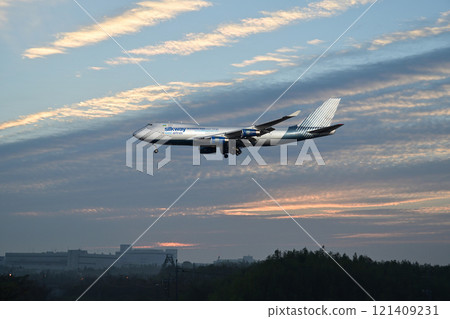 Silkway 747 cargo plane Toyosan right approach 121409231