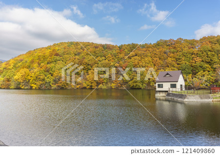 Autumn foliage at Lake Choro, Shichikashuku Town, Miyagi Prefecture Autumn foliage at Lake Choro, Shichikashuku Town, Miyagi Prefecture 121409860