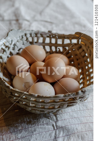 生雞蛋，紅雞蛋，濾鍋裡的紅雞蛋 121410308