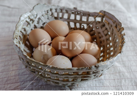 生雞蛋，紅雞蛋，濾鍋裡的紅雞蛋 121410309