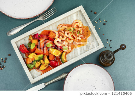 Warm salad with caramelized shrimp. 121410406