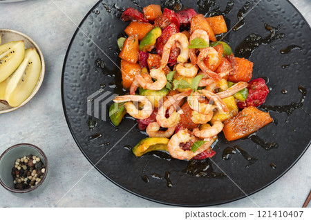 Warm salad with caramelized shrimp. 121410407
