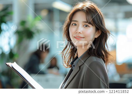 銷售人員的笑容為商業場景增添光彩 121411852