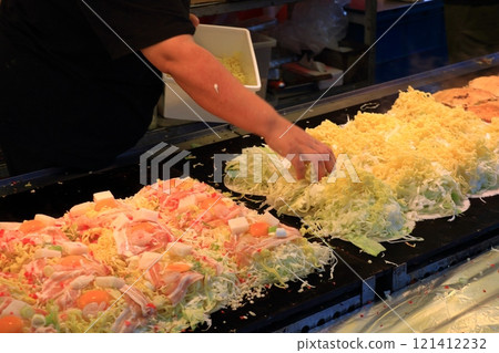 Okonomiyaki from food stalls on festival days Okonomiyaki with plenty of eggs and vegetables Okonomiyaki from food stalls on festival days Okonomiyaki with plenty of eggs and vegetables 121412232