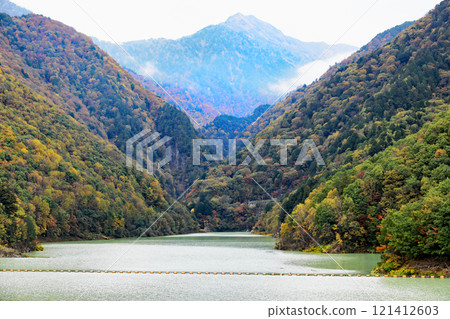 大町水庫和高瀨溪谷周圍的秋葉 大町水庫和高瀨溪谷周圍的秋葉 121412603