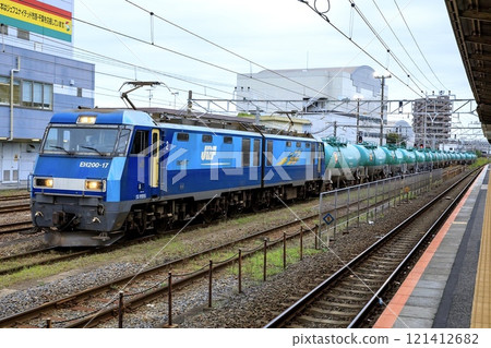 A freight train hauled by EH200 entering Soga Station 121412682